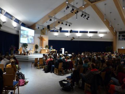 Blick in die Evangeliumshalle. Hier gibt es Platz genug für unsere 200 Delegierten.