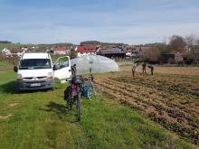 Beginn der Erdbeer-Aktion: Hier sieht es noch nach sehr viel Arbeit aus.