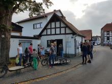 Interessierte vor dem Backhaus.