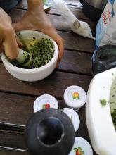 Kräutersalz-Herstellung im Mörser